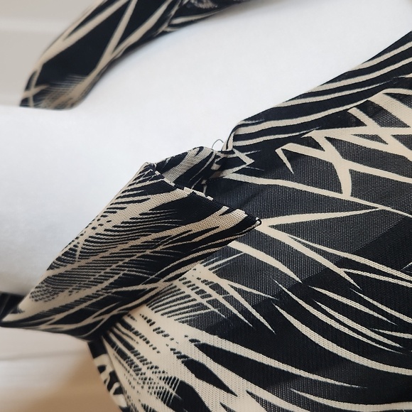 JTLA California Women's Black and Cream/Tan Monotone Forest Print Top Size SP - Picture 6 of 12